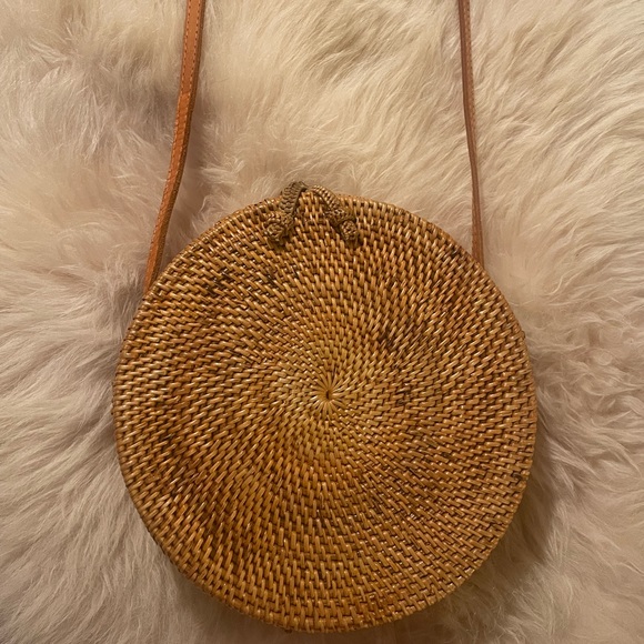 Great for Summer: Woven Circle Crossbody Bag - Picture 3 of 7